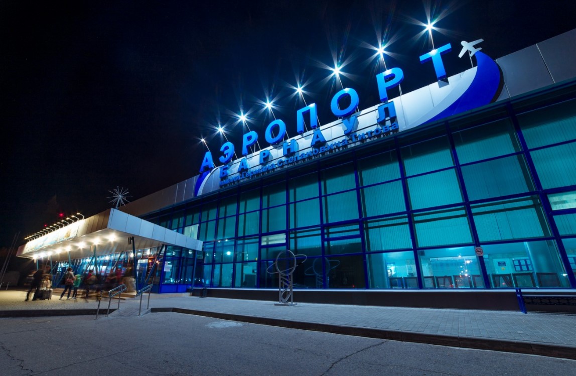 В аэропорту Барнаула шесть человек упали с трапа самолета